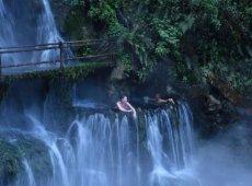 欣赏：全球唯一的瀑布温泉，竟在我国四川，水质和舒适度远超日本！